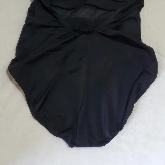 Nike Women`s Mesh Solid Edge One Piece Swimsuit - Picture 8 of 11